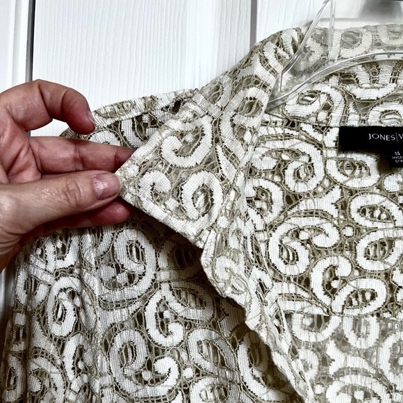 Jones Wear, beige floral Stretchy lace 3/4 sleeve blouse. Size 14. - Picture 10 of 11